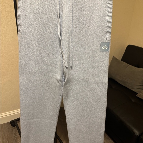 ALO Yoga women’s  Light blue Bottoms NEW with tags - Picture 1 of 6